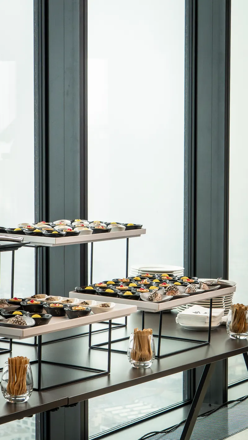 Bufet finger food Villa Foksal przy panoramicznych oknach LookUp! Events
