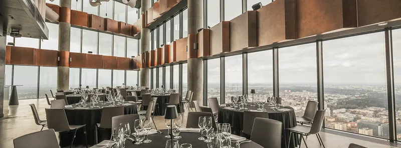 Sala na 42. piętrze Skylinera przygotowana na uroczystą wigilijną kolację z panoramą Warszawy