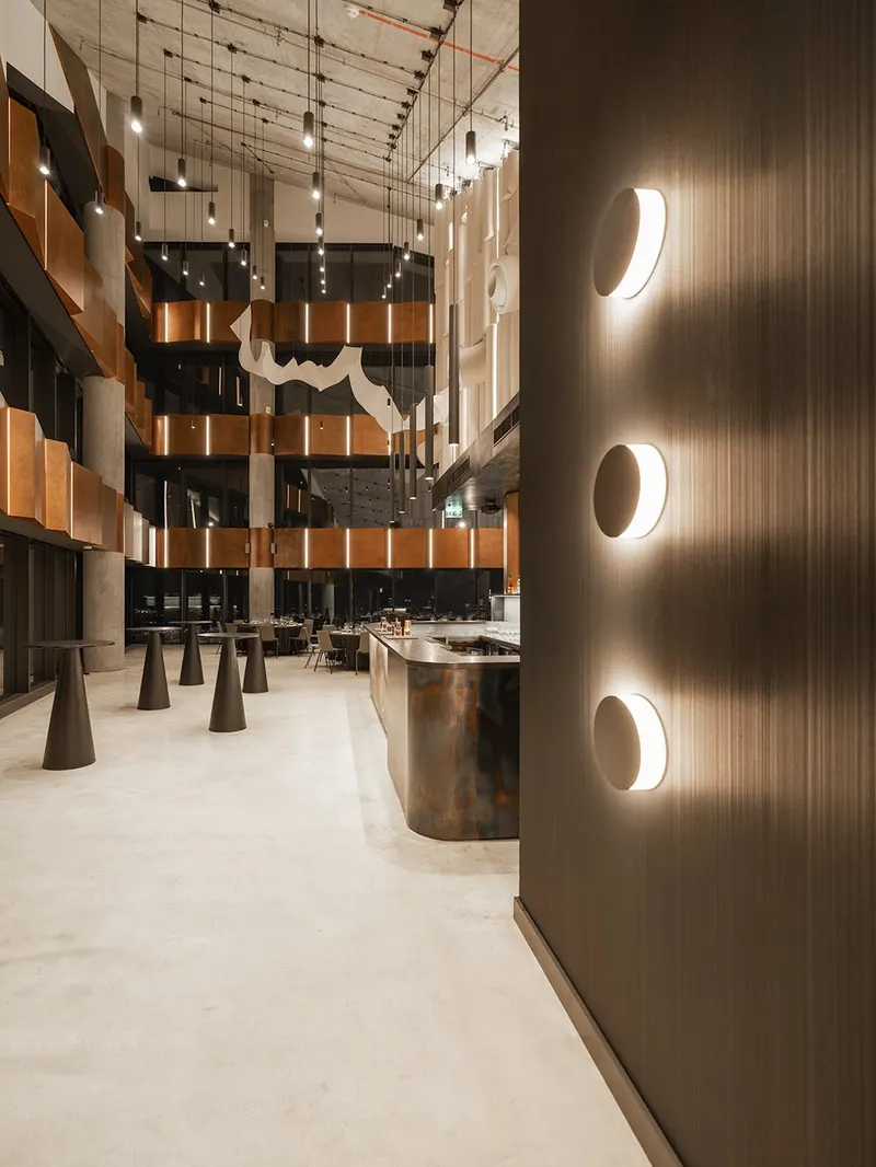 Bar nocą z panoramą Warszawy