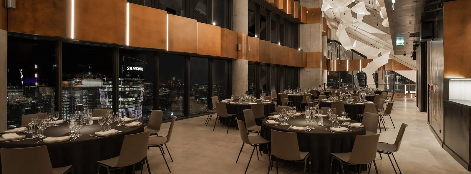 Sala bankietowa z panoramą Warszawy, ustawienie gala dinner na 42. piętrze Skylinera