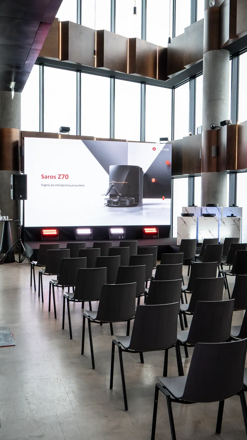 Kameralne ustawienie teatralne przed premierą produktu w LookUp! Events — rzędy krzeseł przed ekranem LED w świetle dziennym