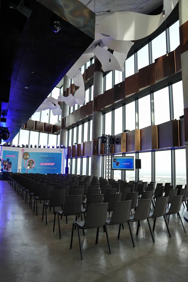 Scena konferencyjna z ekranem i oświetleniem scenicznym w sali LookUp! Events