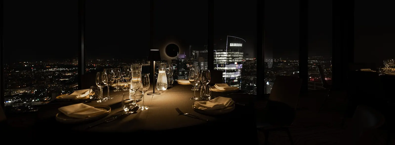 Nocna panorama Warszawy z 41. piętra Skylinera