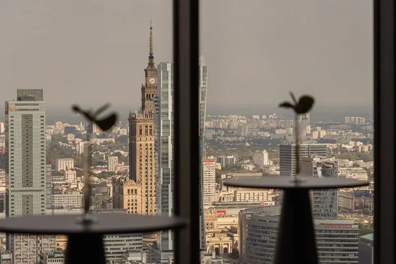 Widok na Pałac Kultury i panoramę Warszawy z przestrzeni eventowej