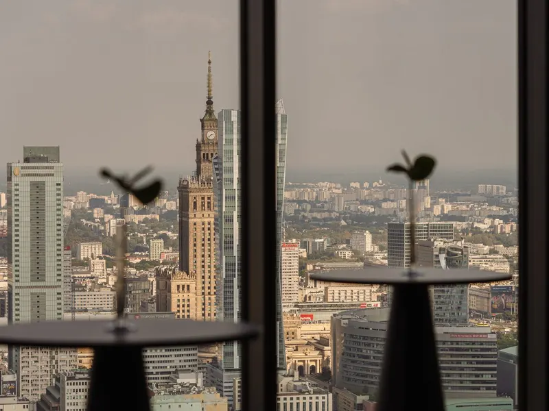 Widok na Pałac Kultury i panoramę Warszawy z przestrzeni eventowej